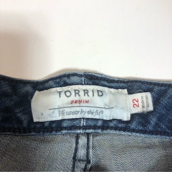 TORRID Embroidered High Rise Jean Shorts, size 22 - Picture 8 of 12